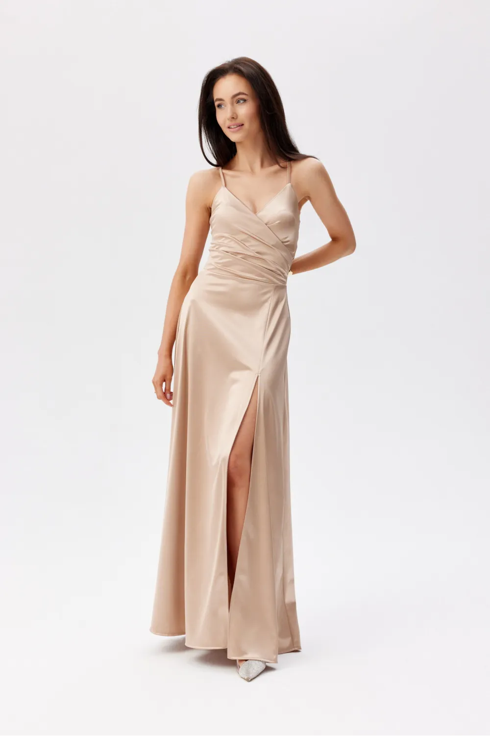Serena – elegantes Satin Maxikleid Beige mit Beinschlitz & Schnürung | Roco Fashion