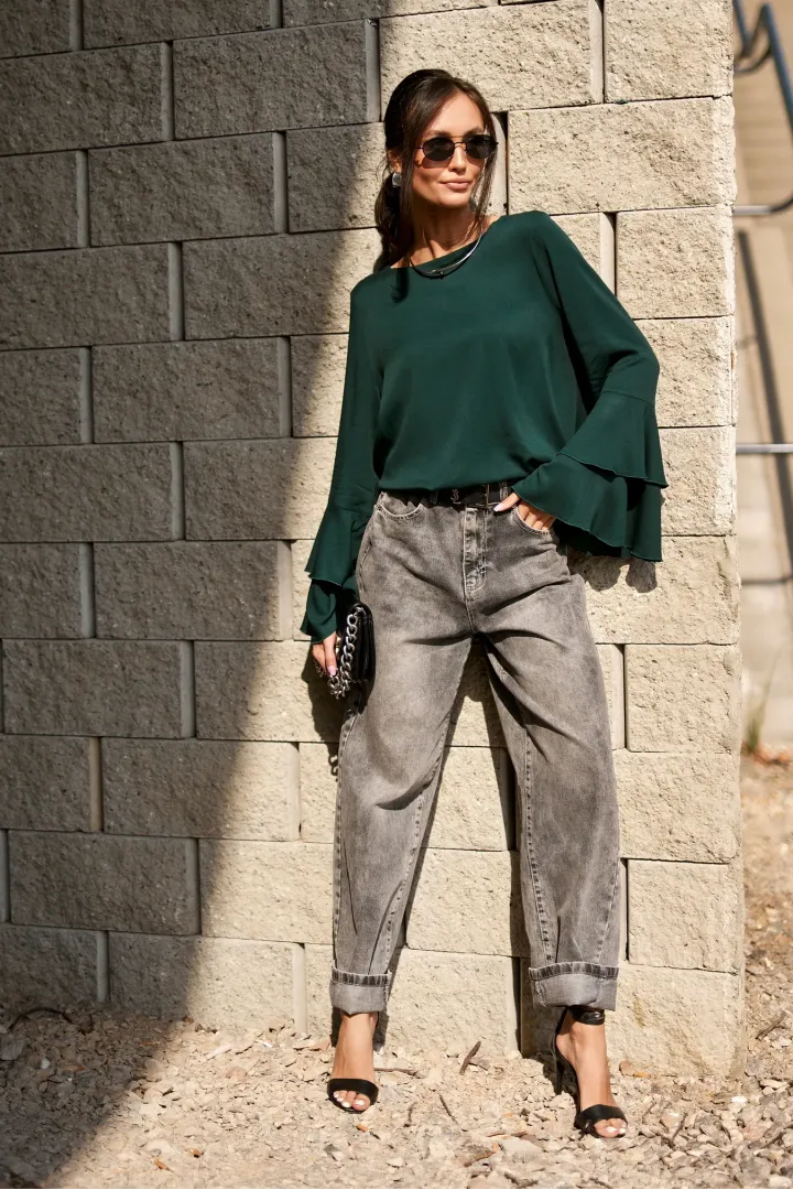 Camila – elegante bluse in Flaschengrün mit Volants an den Ärmeln