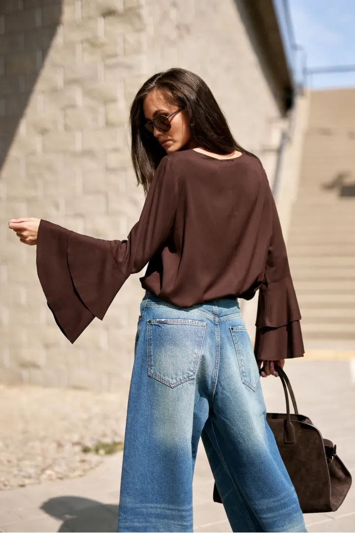Camila – elegancka ciemnobrązowa bluzka z falbanami na rękawach