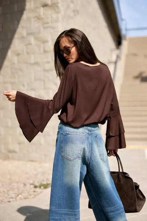 Camila – elegancka ciemnobrązowa bluzka z falbanami na rękawach