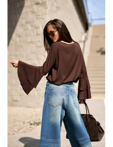 Camila – elegancka ciemnobrązowa bluzka z falbanami na rękawach | Roco Fashion