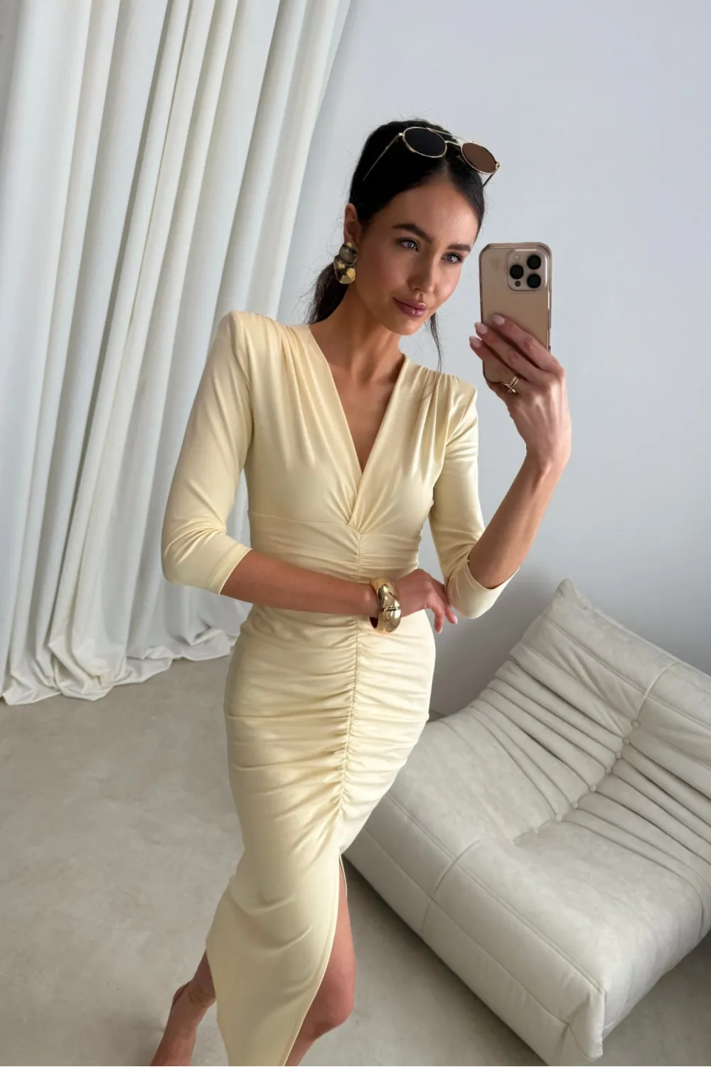 Mireya – długa dopasowana sukienka z marszczeniem i rozcięciem jasnożółtym| Roco Fashion