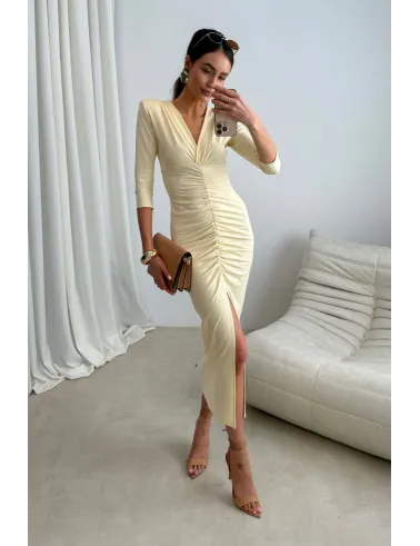 Mireya – Langes figurbetontes Kleid mit Raffungen und Beinschlitz in hell Gelb| Roco Fashion