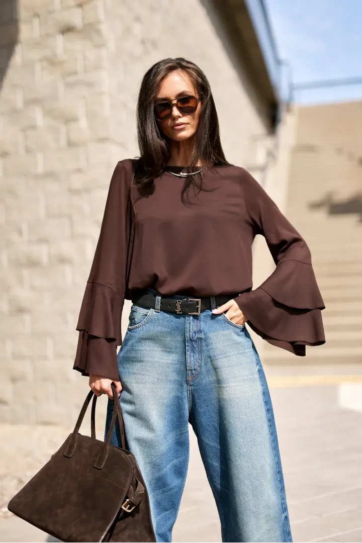 Camila – elegante dunkelbraune Bluse mit Volants an den Ärmeln