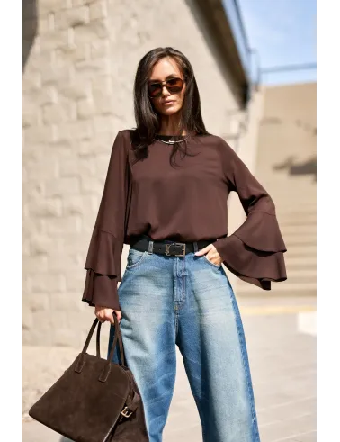 Camila – elegancka ciemnobrązowa bluzka z falbanami na rękawach | Roco Fashion