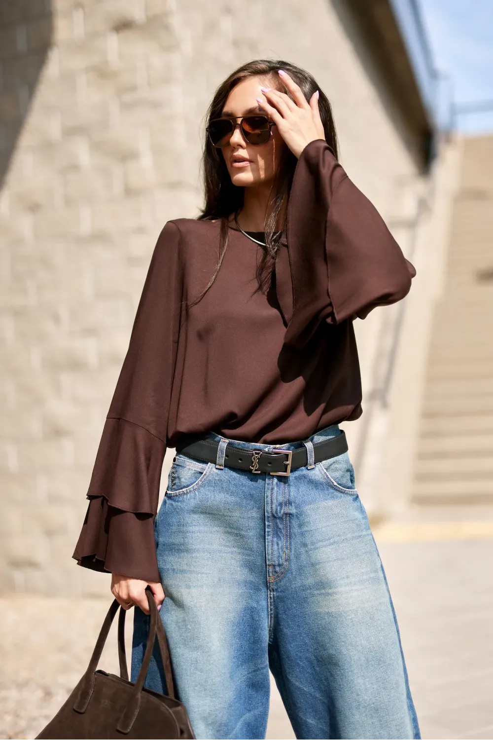 Camila – elegante dunkelbraune Bluse mit Volants an den Ärmeln | Roco Fashion Camila – elegante dunkelbraune Bluse mit Volants an den Ärmeln | Roco Fashion