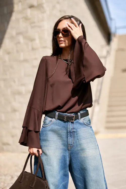 Camila – elegante dunkelbraune Bluse mit Volants an den Ärmeln | Roco Fashion