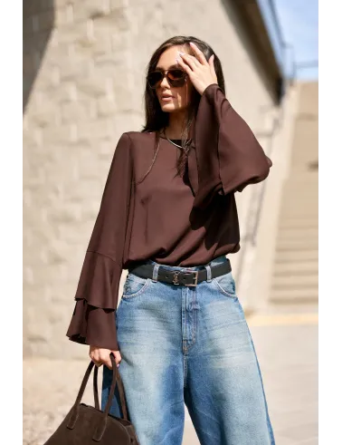 Camila – elegancka ciemnobrązowa bluzka z falbanami na rękawach | Roco Fashion
