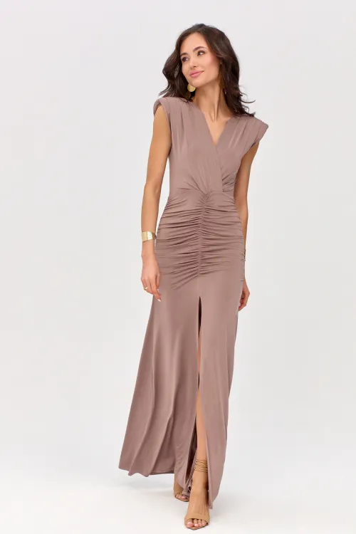 Noelia – Langes elegantes Abendkleid mit Drapierung und Beinschlitz in hell Braun| Roco Fashion