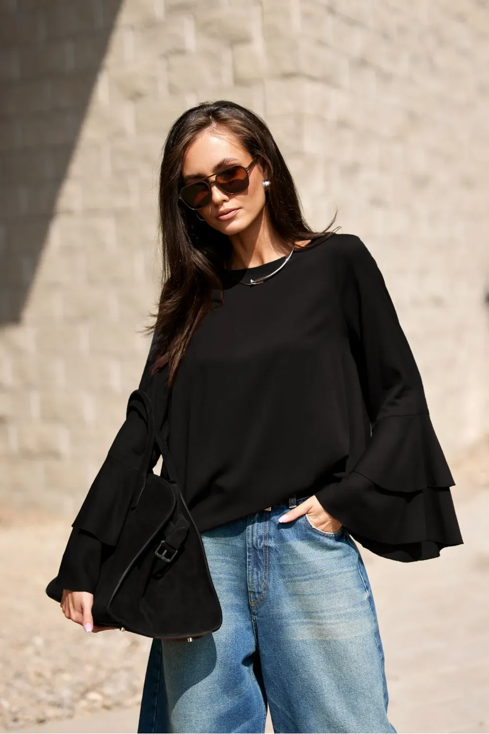 Camila – elegancka czarna bluzka z falbanami na rękawach | Roco Fashion