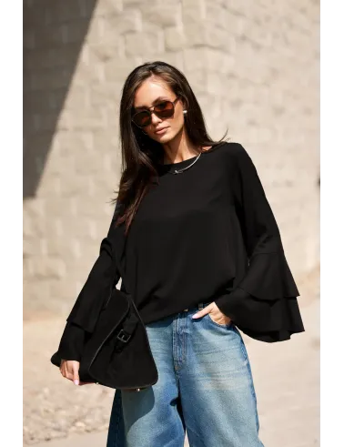 Camila – elegancka czarna bluzka z falbanami na rękawach | Roco Fashion