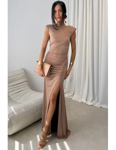 Aurelia – długa sukienka z marszczeniem, odkrytymi plecami i rozcięciem cappuccino | Roco Fashion