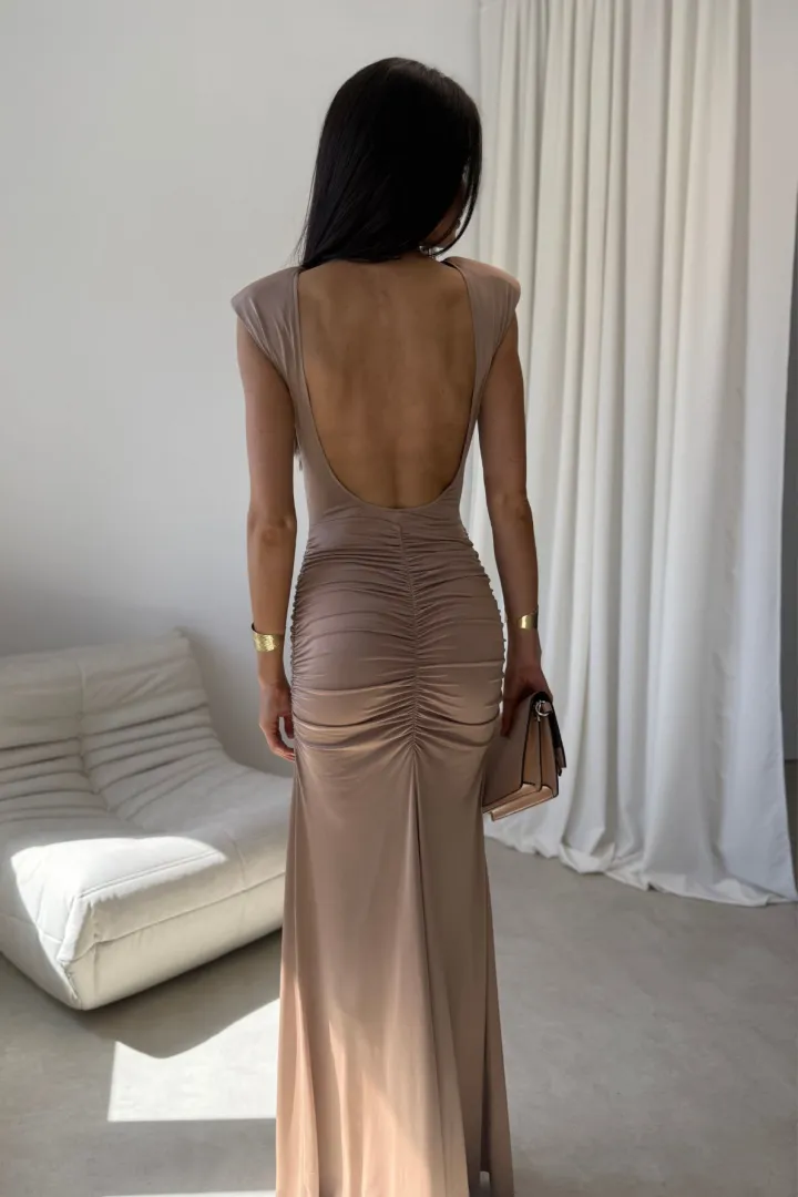 Aurelia - Elegantes Maxikleid mit Raffungen, tiefem Rückenausschnitt und Beinschlitz in Cappuccino
