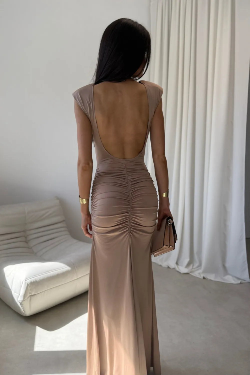 Aurelia – długa sukienka z marszczeniem, odkrytymi plecami i rozcięciem cappuccino | Roco Fashion