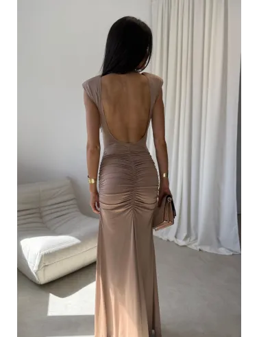Aurelia – długa sukienka z marszczeniem, odkrytymi plecami i rozcięciem cappuccino | Roco Fashion