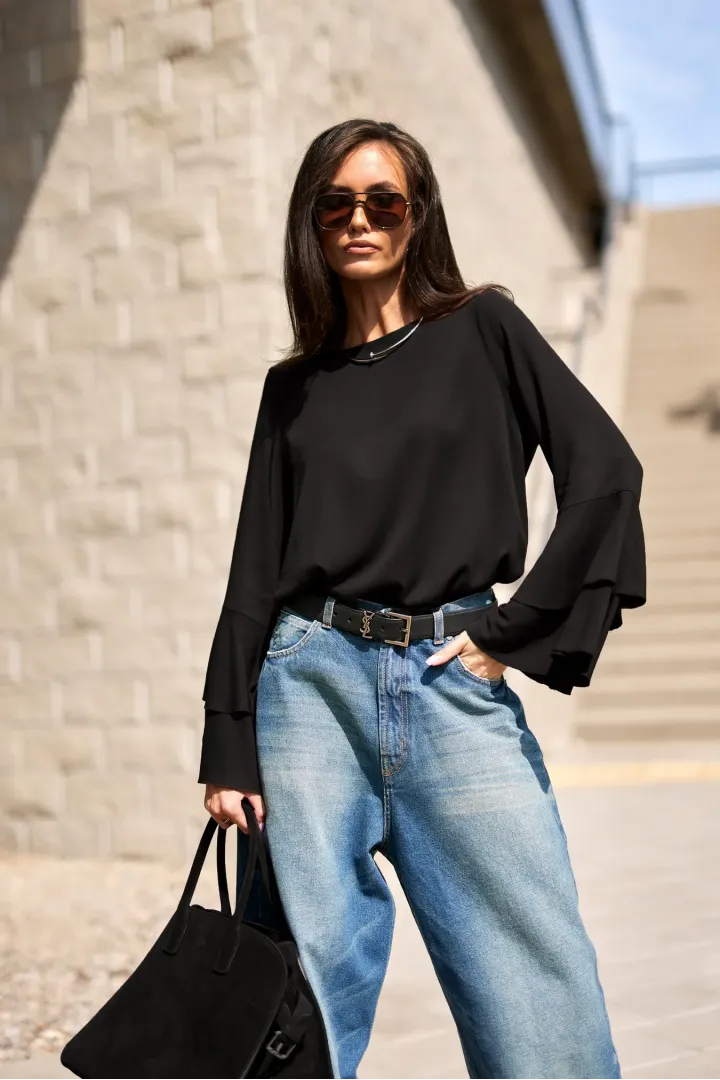 Camila – elegante schwarze Bluse mit Volants an den Ärmeln | Roco Fashion