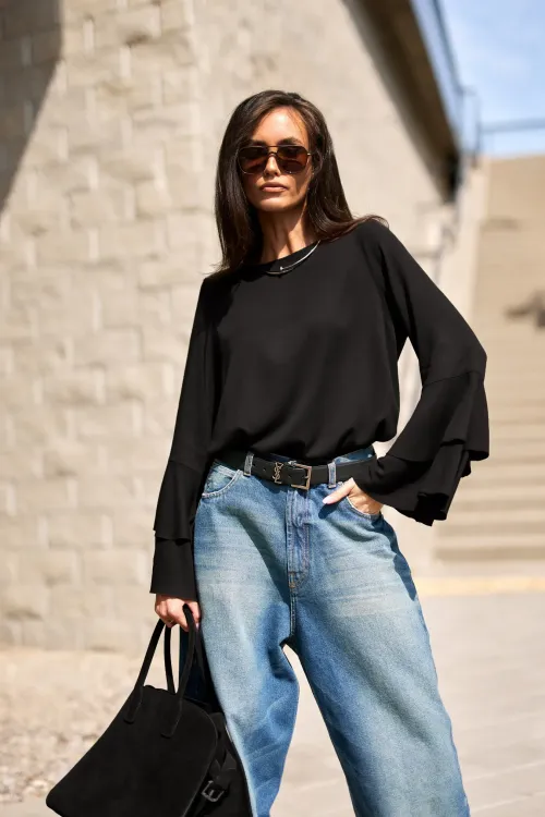 Camila – elegancka czarna bluzka z falbanami na rękawach | Roco Fashion