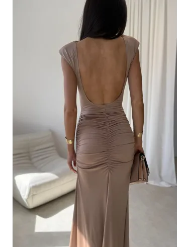 Aurelia – długa sukienka z marszczeniem, odkrytymi plecami i rozcięciem cappuccino | Roco Fashion