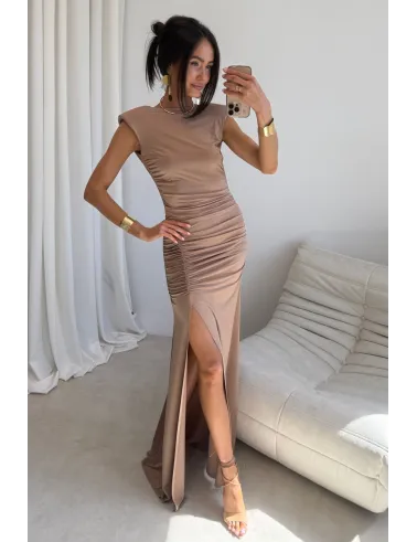 Aurelia – Elegantes Maxikleid mit Raffungen, Rückenausschnitt & Beinschlitz Cappuccino| Roco Fashion