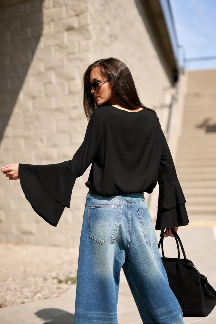 Camila – elegancka czarna bluzka z falbanami na rękawach