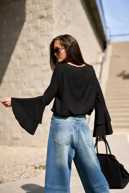 Camila – elegancka czarna bluzka z falbanami na rękawach