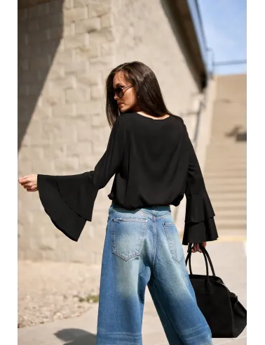 Camila – elegancka czarna bluzka z falbanami na rękawach | Roco Fashion