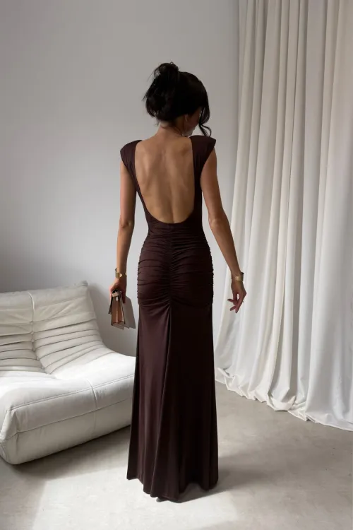 Aurelia – Elegantes Maxikleid mit Raffungen, Rückenausschnitt & Beinschlitz Braun | Roco Fashion