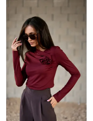 Rosalia – elegante bordeauxfarbene Bluse mit Blumenapplikation am Ausschnitt | Roco Fashion