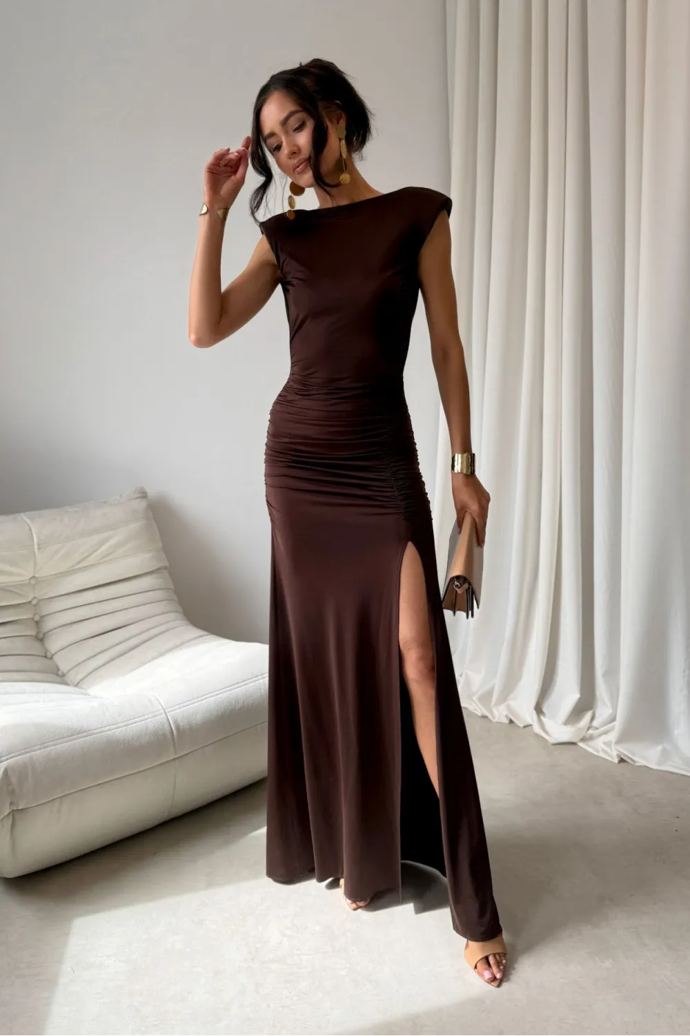 Aurelia – długa sukienka z marszczeniem, odkrytymi plecami i rozcięciem brąz | Roco Fashion