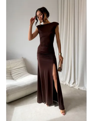 Aurelia – długa sukienka z marszczeniem, odkrytymi plecami i rozcięciem brąz | Roco Fashion