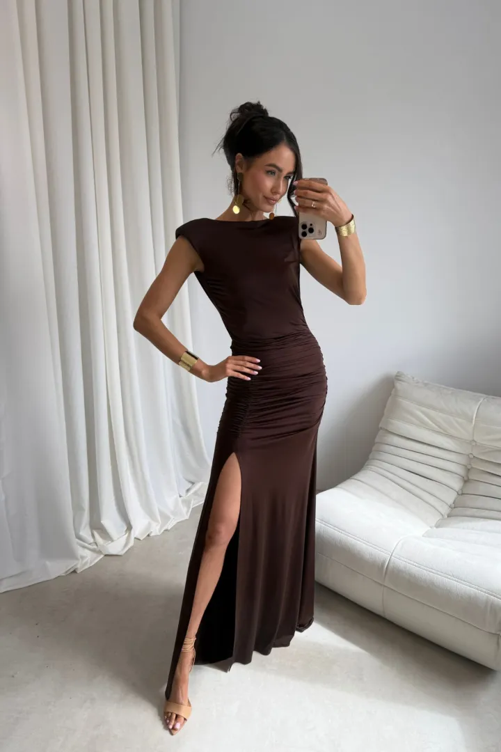 Aurelia - Elegantes Maxikleid mit Raffungen, tiefem Rückenausschnitt und Beinschlitz in Braun