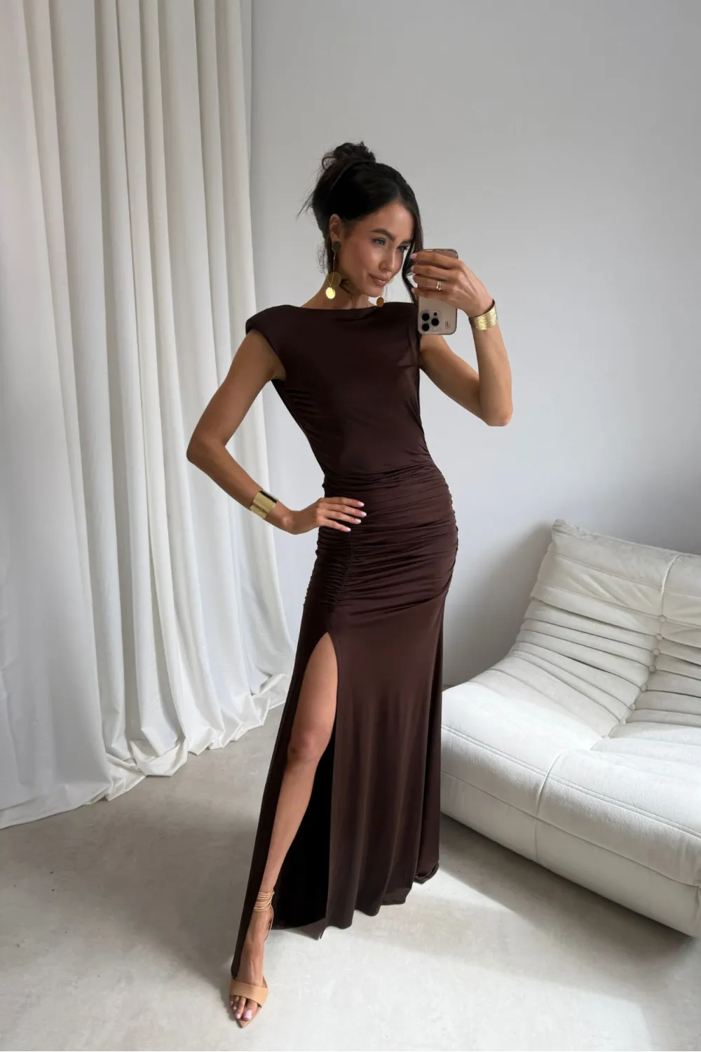 Aurelia – Elegantes Maxikleid mit Raffungen, Rückenausschnitt & Beinschlitz Braun | Roco Fashion