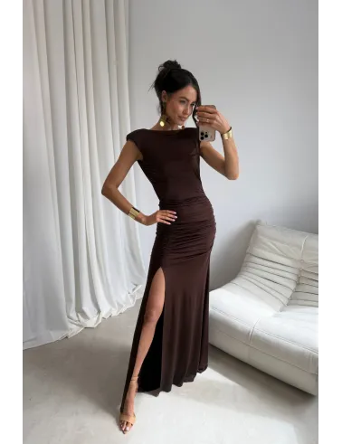 Aurelia – długa sukienka z marszczeniem, odkrytymi plecami i rozcięciem brąz | Roco Fashion