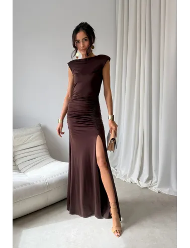 Aurelia – długa sukienka z marszczeniem, odkrytymi plecami i rozcięciem brąz | Roco Fashion
