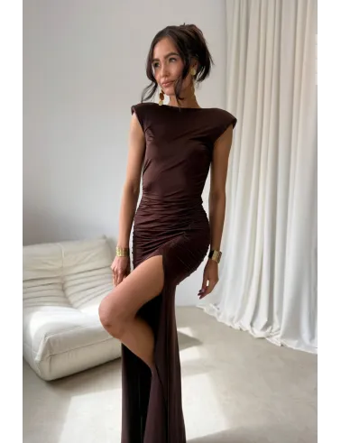 Aurelia – długa sukienka z marszczeniem, odkrytymi plecami i rozcięciem brąz | Roco Fashion
