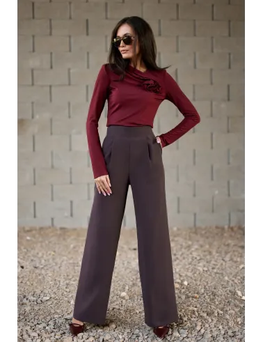 Rosalia – elegante bordeauxfarbene Bluse mit Blumenapplikation am Ausschnitt | Roco Fashion