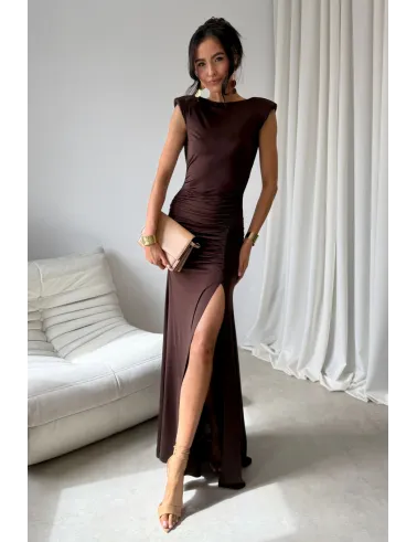 Aurelia – długa sukienka z marszczeniem, odkrytymi plecami i rozcięciem brąz | Roco Fashion