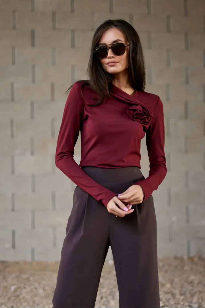 Rosalia – bordeauxfarbene Bluse mit Blumenapplikation am Ausschnitt