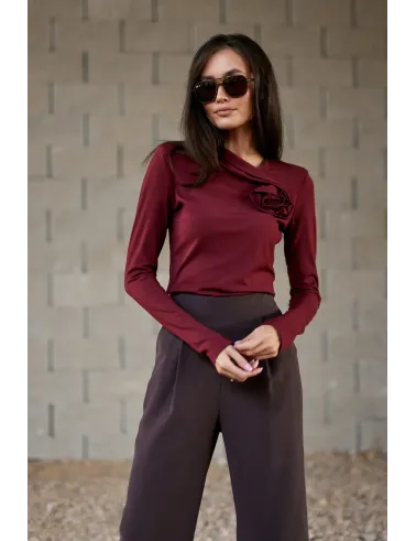 Rosalia – elegante bordeauxfarbene Bluse mit Blumenapplikation am Ausschnitt | Roco Fashion