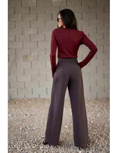 Rosalia – elegante bordeauxfarbene Bluse mit Blumenapplikation am Ausschnitt | Roco Fashion