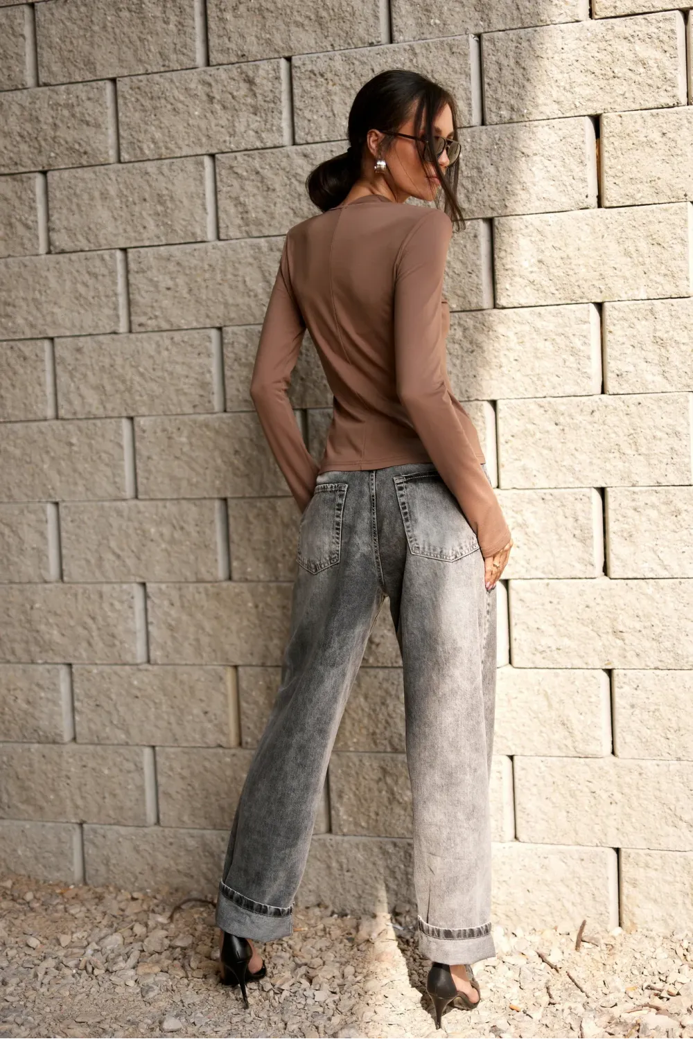 Rosalia – elegante cappuccinofarbene Bluse mit Blumenapplikation am Ausschnitt | Roco Fashion