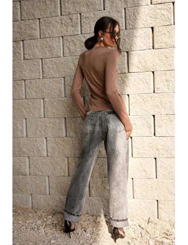 Rosalia – elegante cappuccinofarbene Bluse mit Blumenapplikation am Ausschnitt | Roco Fashion