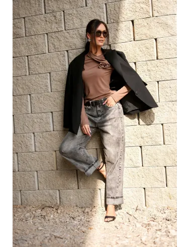 Rosalia – elegante cappuccinofarbene Bluse mit Blumenapplikation am Ausschnitt | Roco Fashion