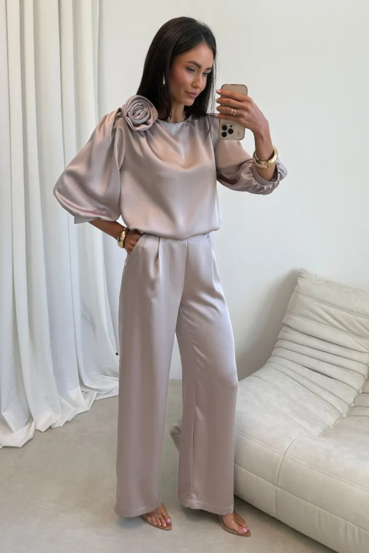 Elsa – eleganckie szerokie spodnie satynowe w kolorze jasnego beżu damskie | Roco Fashion