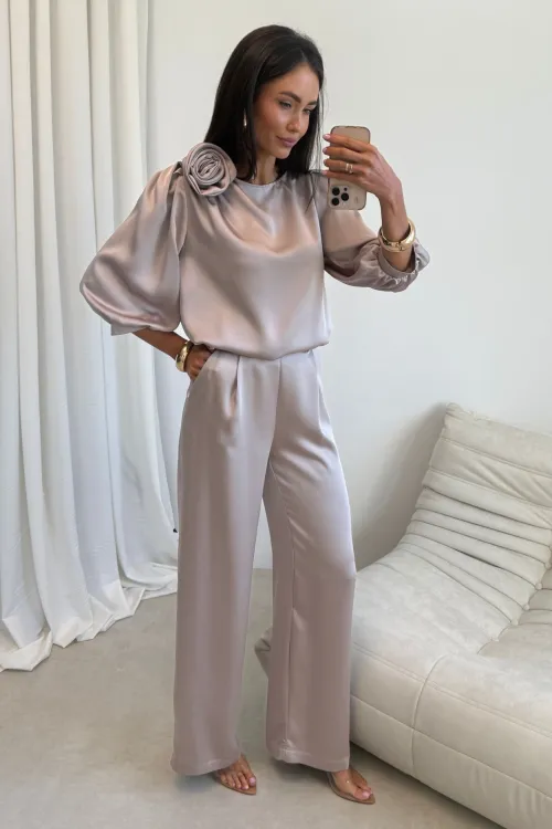 Elsa – elegante Wide-Leg Hose mit Satin-Finish in hell Beige| Roco Fashion