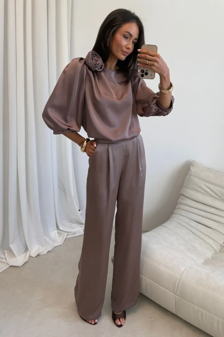 Elsa – eleganckie szerokie spodnie satynowe brązowe damskie | Roco Fashion