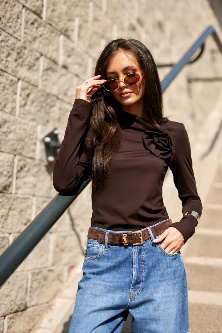 Rosalia – ciemnobrązowa bluzka z aplikacją kwiatową przy dekolcie