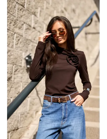 Rosalia – elegante dunkelbraune Bluse mit Blumenapplikation am Ausschnitt | Roco Fashion