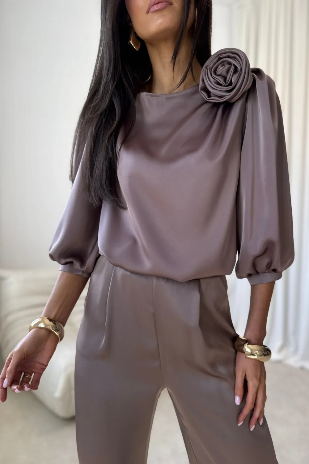 Elsa – eleganckie szerokie spodnie satynowe brązowe damskie | Roco Fashion