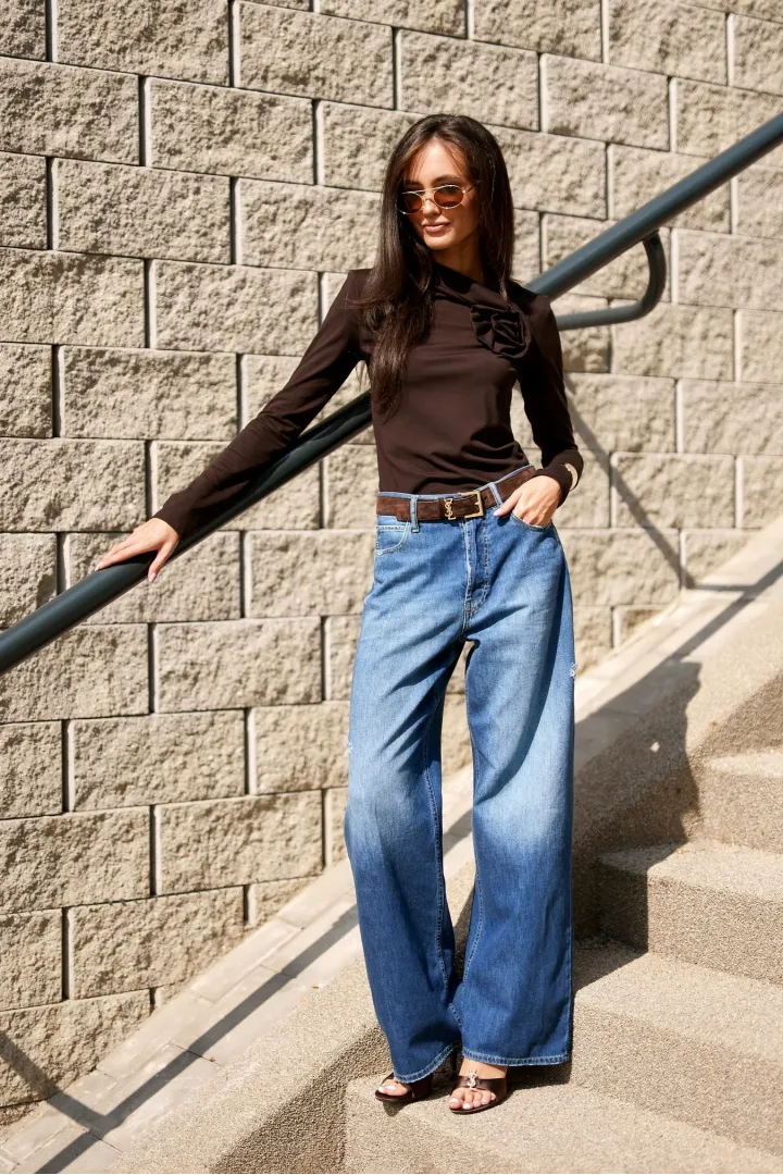 Rosalia – dunkelbraune Bluse mit Blumenapplikation am Ausschnitt